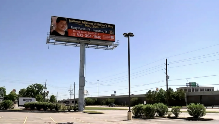 Một biển quảng cáo được dựng lên để tìm kiếm Rudy Farias tại thành phố Houston. (Ảnh: KTRK)