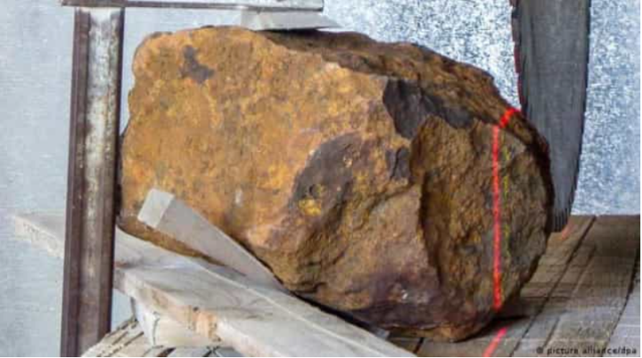 Tảng đá được tìm thấy trong vườn của người đàn ông bị bỏ quên trong hơn 30 năm. (Ảnh: DLR)
