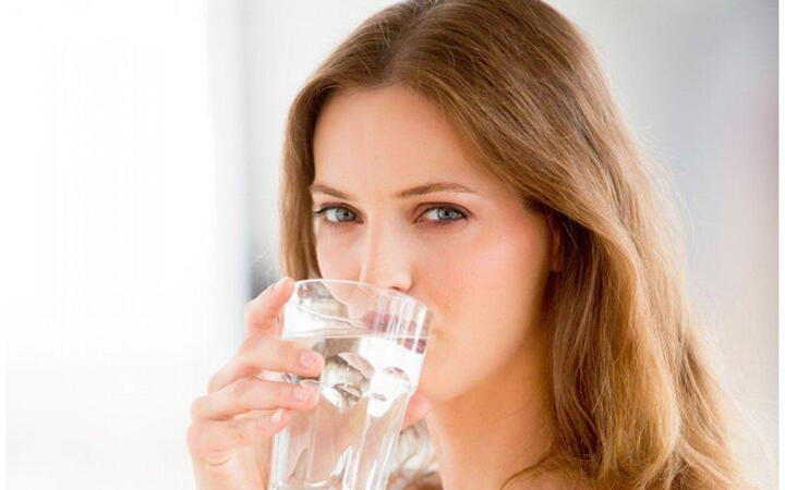 Thói quen giúp hạn chế nếp nhăn ở tuổi trung niên: Uống đủ nước.