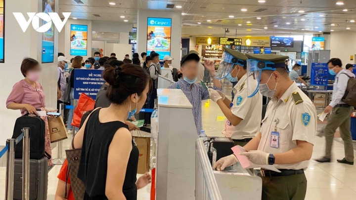Làm thủ tục kiểm tra an ninh tại sân bay Nội Bài. (Ảnh minh họa)