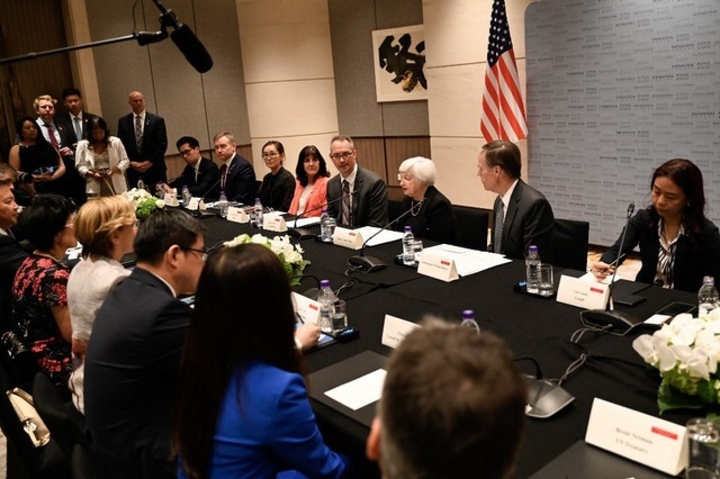 Phái đoàn do bà Yellen dẫn đầu tại cuộc gặp với các doanh nghiệp Mỹ hoạt động tại Trung Quốc. (Ảnh: AFP)