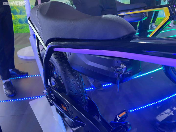 Phần khóa khởi động xe được thiết kế phía dưới khung, giúp phần đầu xe trông nhỏ gọn hơn.