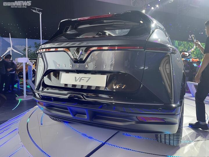 Được định vị trong phân khúc SUV cỡ C, VinFast VF7 sẽ nằm giữa VF e34 và VF8.
