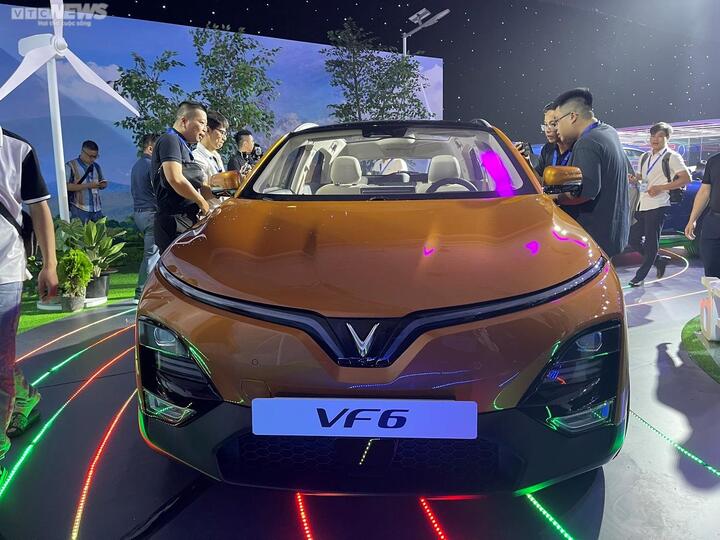 Ngoài 2 mẫu xe trên, VF6 là một trong ba mẫu SUV điện thuộc phân khúc A, B, C được VinFast giới thiệu tại khuôn khổ Triển lãm Điện tử Tiêu dùng - CES 2022 (Mỹ).Thông số kỹ thuật của VF6.