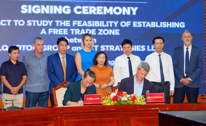 Các vị lãnh đạo thành phố chứng kiến lễ ký kết.