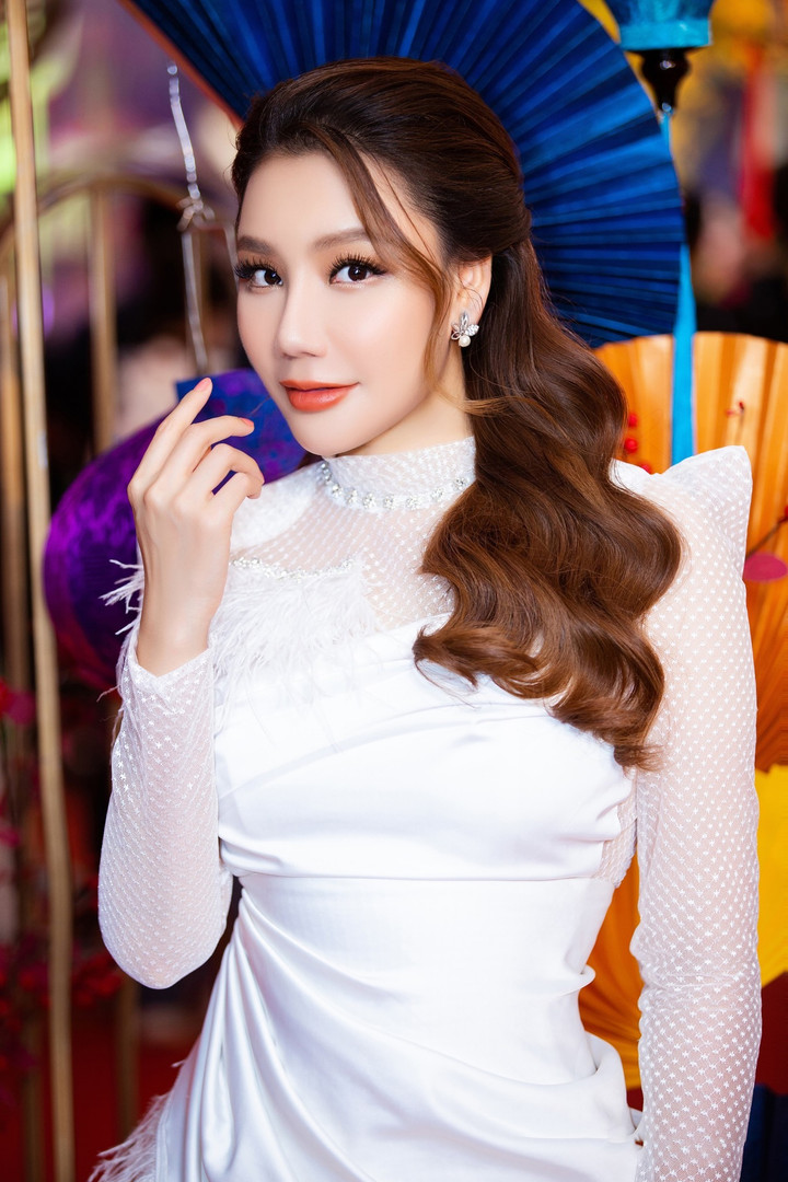 Ở tuổi ngoài 40, Hồ Quỳnh Hương vẫn giữ được vóc dáng gọn gàng, thon thả nhờ ăn chay lành mạnh. Tuy nhiên, nhan sắc của cô lại ngày càng khác lạ.