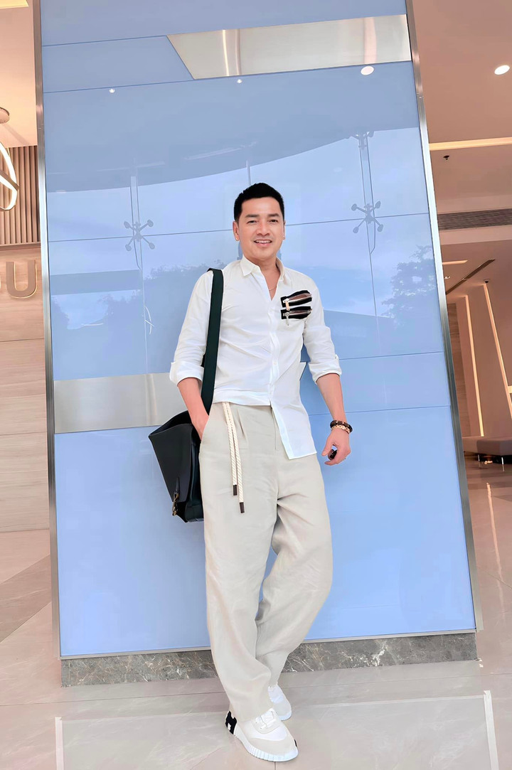 Diễn viên Quang Minh diện đồ phong cách sành điệu như thanh niên. Anh khiến nhiều người bất ngờ vì quá trẻ ở tuổi 63.