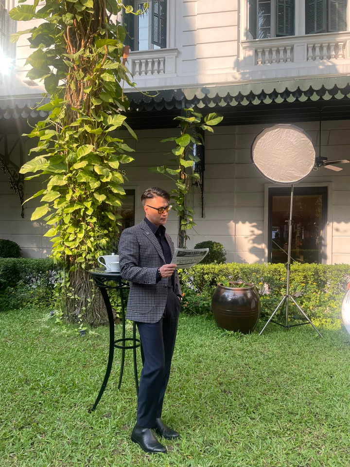 Diễn viên Việt Anh dí dỏm: "Mình hỏi thật là có ai đọc báo bên ngoài trời 40 độ như này không? Chỉ có người chăm chỉ và đẹp trai mới như vậy. Đúng nhận sai cãi xem nào".