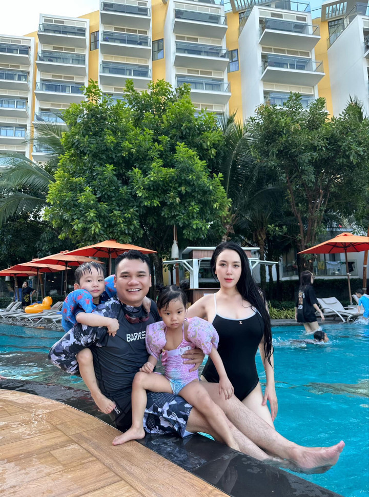 Cả gia đình Khắc Việt đi bơi dịp cuối tuần.