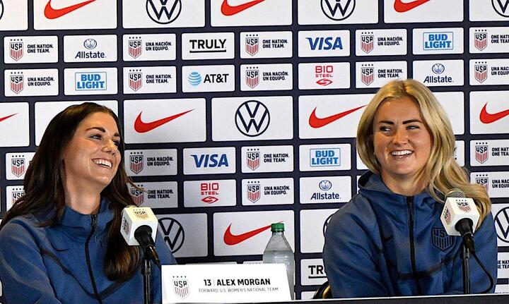 Alex Morgan (trái) và Lindsey Horan (phải).