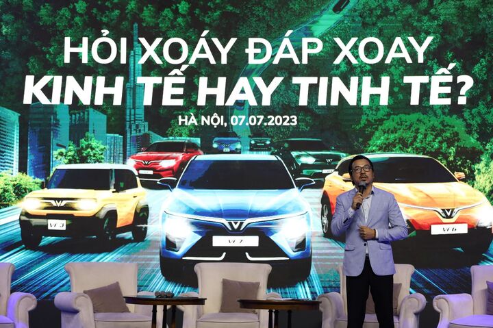 Giáo sư Xoay đưa ra nhiều câu hỏi thú vị trong buổi talkshow.