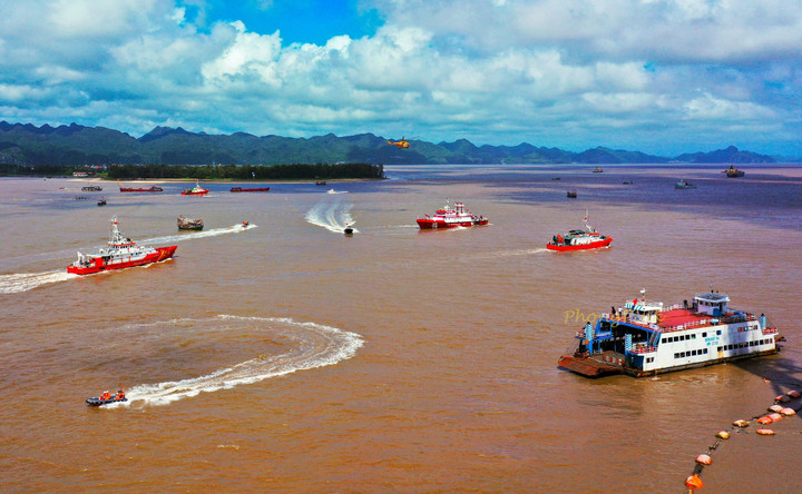 Hải Phòng huy động trực thăng, tàu cứu nạn hàng hải Sar 411, hơn 470 phương tiện và hơn 3.880 người diễn tập phòng thủ dân sự. (Ảnh: Nguyễn Hồng Phong).