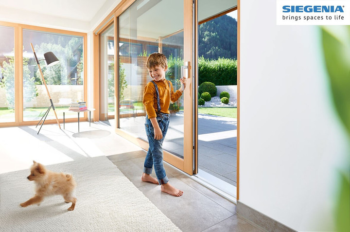 Cửa nâng trượt với phụ kiện SIEGENIA trọng tải lớn, vận hành nhẹ.