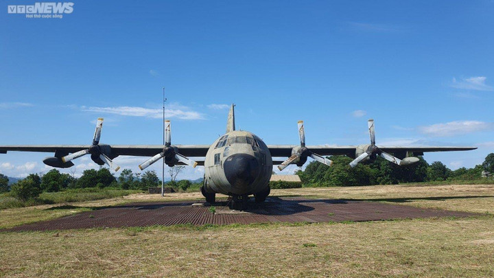 Tại sân bay Tà Cơn còn lưu giữ những hiện vật chiến tranh như đường bay, hầm hào..., trong đó có cả những loại chiến đấu cơ, vũ khí tối tân bậc nhất thời đó được Mỹ trang bị để biến Khe Sanh thành một pháo đài bất khả chiến bại.