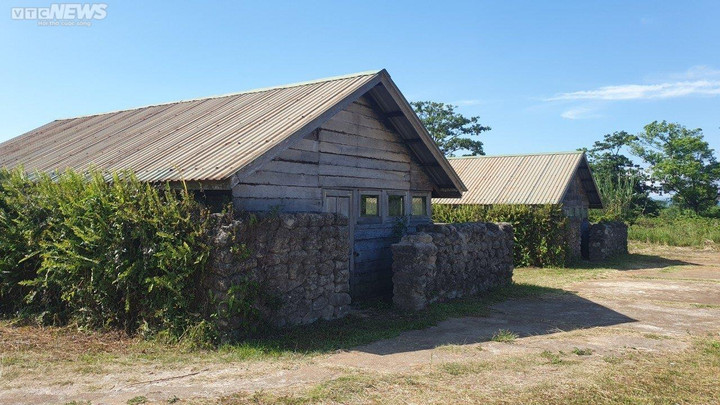 Là nơi ghi dấu chiến tích oanh liệt của quân và dân ta trong cuộc kháng chiến chống Mỹ, Bảo tàng chiến thắng Khe Sanh (nằm trên vùng đất của cụm cứ điểm sân bay Tà Cơn thuộc huyện Hướng Hoá, tỉnh Quảng Trị) hiện là nơi trưng bày những hình ảnh, vũ khí của lính Mỹ, lính quân đội chế độ cũ và cả quân giải phóng.