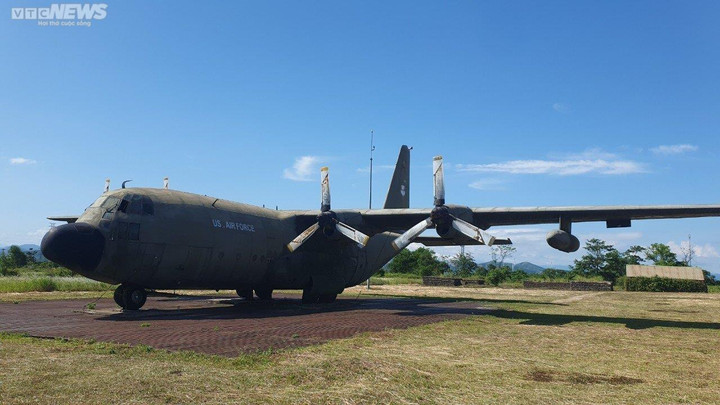 Máy bay vận tải hạng nặng Air Force C130 từng được Mỹ sử dụng làm không vận và yểm trợ hỏa lực chiến trường nằm im lìm trên đường băng bảo tàng sân bay Tà Cơn.
