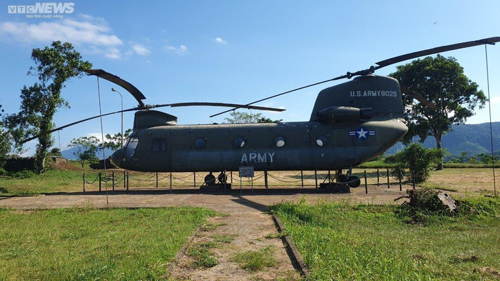 Máy bay vận tải CH-47 (Chinook) từng tham chiến tại chiến trường Khe Sanh là loại máy bay lên thẳng, vận tải hạng nặng của quân đội Mỹ được trang bị từ năm 1959 với nhiệm vụ chuyên vận chuyển người, vũ khí, lượng thực và chi viện hoả lực cho quân đội đổ bộ đường không.