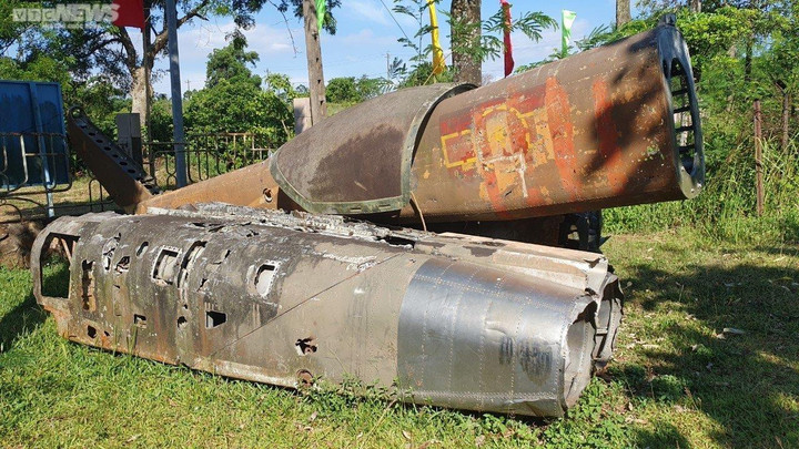 Xác một chiếc máy bay phản lực bị bắn hạ tại chiến trường Khe Sanh.