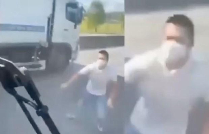 Nhóm người dùng đá đập kính xe khách