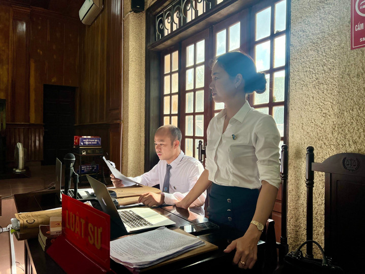 Luật sư bào chữa cho bị cáo tại toà.