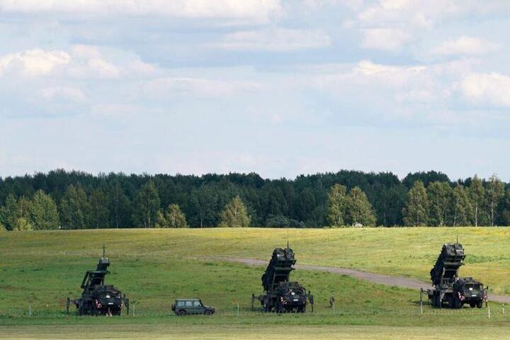 Các hệ thống phòng không Patriot của Đức tại sân bay Vilnius ngày 7/7. (Ảnh: Reuters)