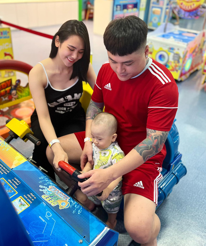 Đăng ảnh bên vợ con, ca sĩ Vũ Duy Khánh cho biết: 'Không ai có thể sẵn sàng giúp đỡ bạn mà không hề do dự ngoài gia đình, dù bạn có thất bại bao nhiêu lần, dù bạn có sa sút như thế nào vẫn có gia đình luôn ở bên cạnh'.