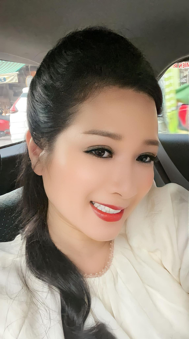 "Cuối tuần rồi lại đầu tuần. Đầu tuần rồi lại cuối tuần thế thôi. Mong cho mọi cảnh, mọi người. Dẫu đầu hay cuối cũng cười với nhau", nghệ sĩ Thanh Thanh Hiền làm thơ.