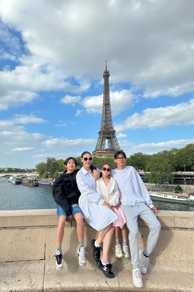 Hoa hậu Hà Kiều Anh cùng các con ngắm cảnh Paris.