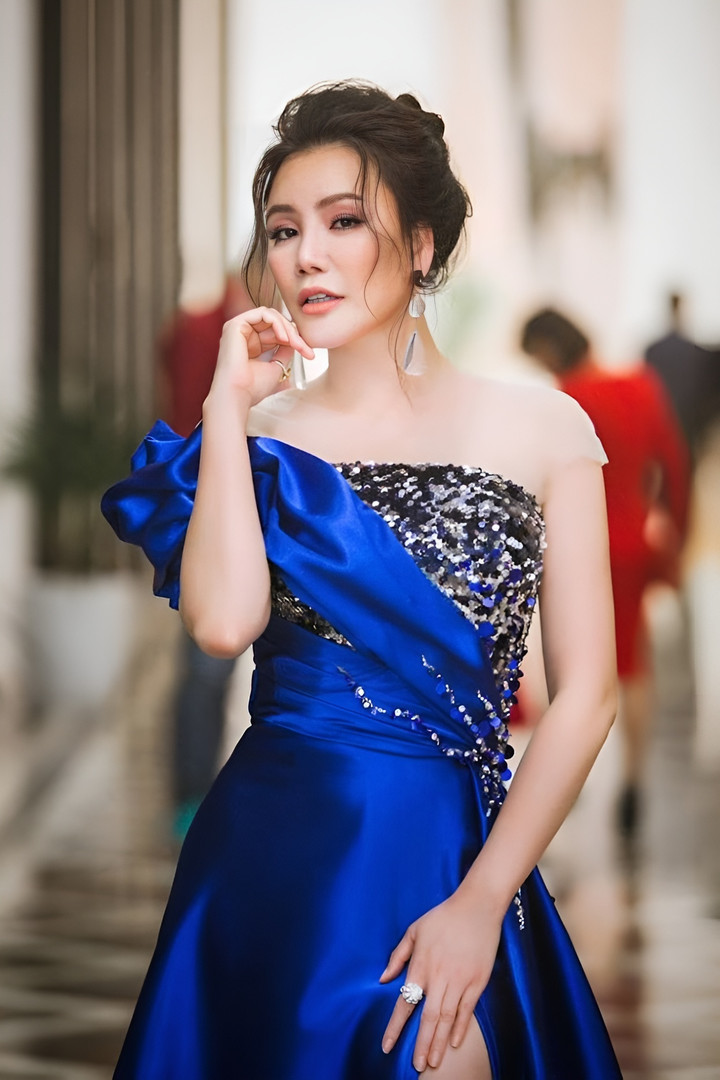 Khi đang trên đỉnh cao sự nghiệp, Hồ Quỳnh Hương bất ngờ chọn lối sống kín tiếng. Tuy nhiên mỗi lần xuất hiện trước công chúng, nữ ca sĩ luôn nhận được sự chú ý đặc biệt của khán giả.