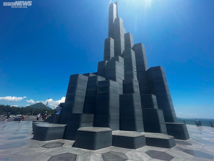 Tháp Nghinh Phong là công trình được thiết kế và thi công xây dựng với toàn bộ bên ngoài từ các bậc cấp lên xuống đến nền sân; từ đế tháp đến thân tháp được ốp bằng các phiến đá granite, một loại vật liệu có độ bền vĩnh cửu và có rất nhiều tại Phú Yên.