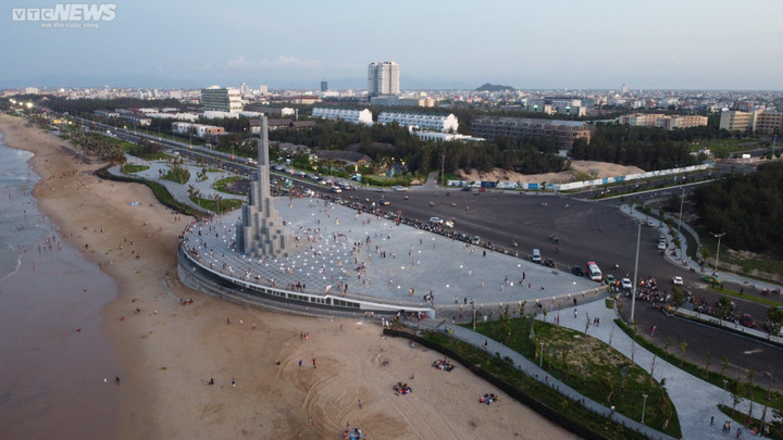 Ban ngày, tháp Nghinh Phong từ xa nhìn tựa như phần đầu một con tàu vượt sóng đại dương, những khối đá tối sáng 2 bên chồng lên nhau như những con sóng tung bọt trắng xóa bên mạn tàu.