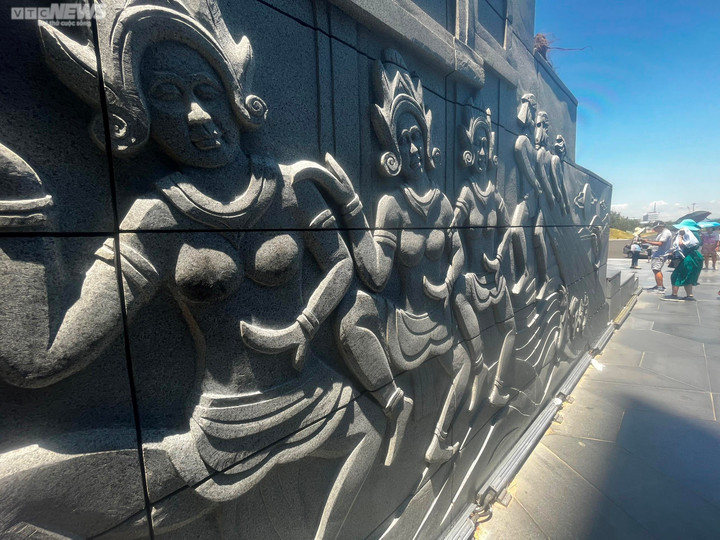 Ở giữa khe nghinh phong được gắn các mảng phù điêu tạc trên những phiến đá granite, chạm khắc bởi những nghệ nhân người Phú Yên như một hình thức kể lại câu chuyện lịch sử, nhắc nhở chúng ta về cội nguồn cha ông khai phá đất và xây dựng quê hương Phú Yên.