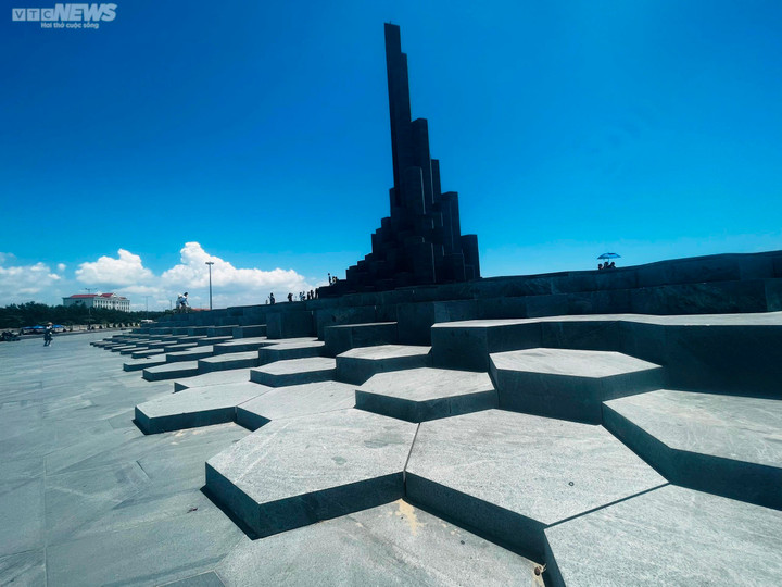 Công trình có ngôn ngữ kiến trúc khắc họa lại câu chuyện huyền sử Trăm trứng, trăm con, kết hợp với ý tưởng được lấy từ nguồn cảm hứng cảnh quan thiên nhiên gành Đá Đĩa, một di sản quốc gia đặc biệt. Được tạo dựng từ 50 khối đá hình lục giác mỗi bên, ngăn chia ở giữa bằng một khe đón gió xuất phát từ ý tưởng nghinh phong. Các khối đá granite chồng lên nhau 2 bên khe nghinh phong, tạo nên 2 tòa tháp, biểu tượng của gành Đá Đĩa ở Tuy An.