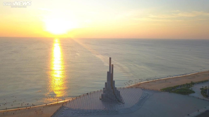 Tháp Nghinh Phong nằm tại quảng trường Nghinh Phong rộng lớn, tại điểm đầu của đại lộ Nguyễn Hữu Thọ giao với đường Độc Lập ở TP Tuy Hòa, là nơi đón nắng gió biển vào sâu trong lòng đô thị.