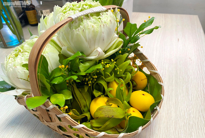 Giỏ quà nhỏ với những quả thị thơm ngát mà chị Tâm nhận được.