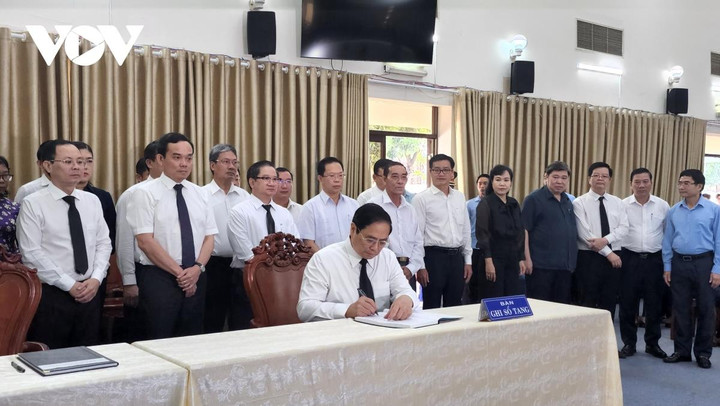 Thủ tướng Phạm Minh Chính ghi sổ tang.