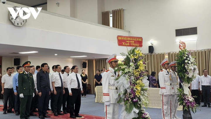 Thủ tướng Phạm Minh Chính, Phó Thủ tướng Trần Lưu Quang cùng đoàn công tác đến viếng đồng chí Lê Phước Thọ.