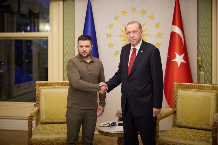 Tổng thống Ukraine Zelensky (trái) họp báo với người đồng cấp Thổ Nhĩ Kỳ Erdogan tại Istanbul ngày 8/7. (Ảnh: Agenzia Nova)