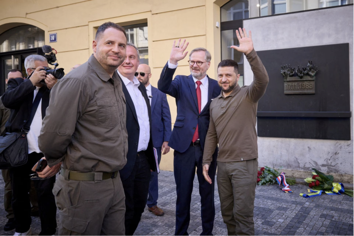 Tổng thống Ukraine Volodymyr Zelensky và Thủ tướng Séc Petr Fiala thăm Đài tưởng niệm Cách mạng ở Praha, Cộng hòa Séc. (Ảnh: Reuters)