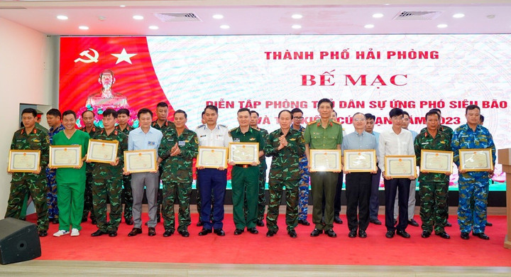 Các tập thể và cá nhân được khen thưởng.