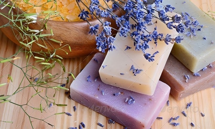 Bánh xà phòng thường được nhiều người sử dụng để làm sạch các khóe sâu trên bề mặt móng tay.