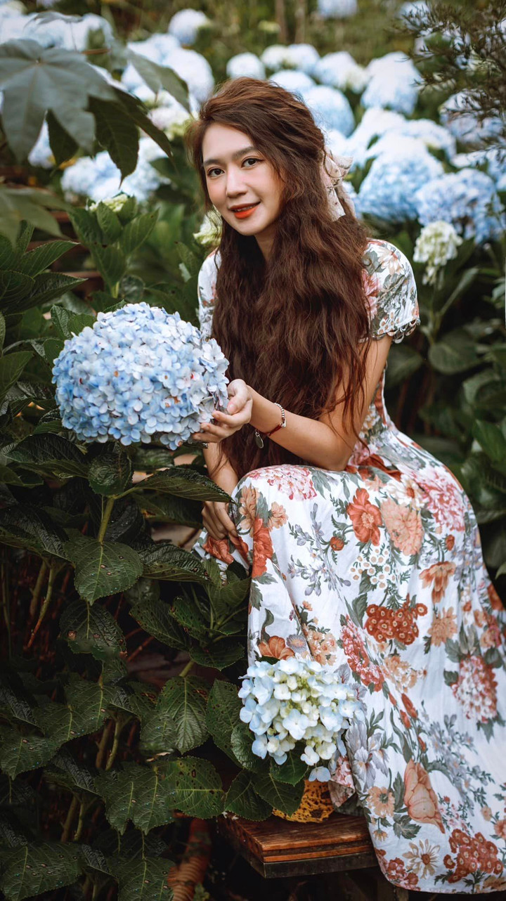 Bà xã Lý Hải khoe bộ ảnh xinh đẹp như nàng thơ.