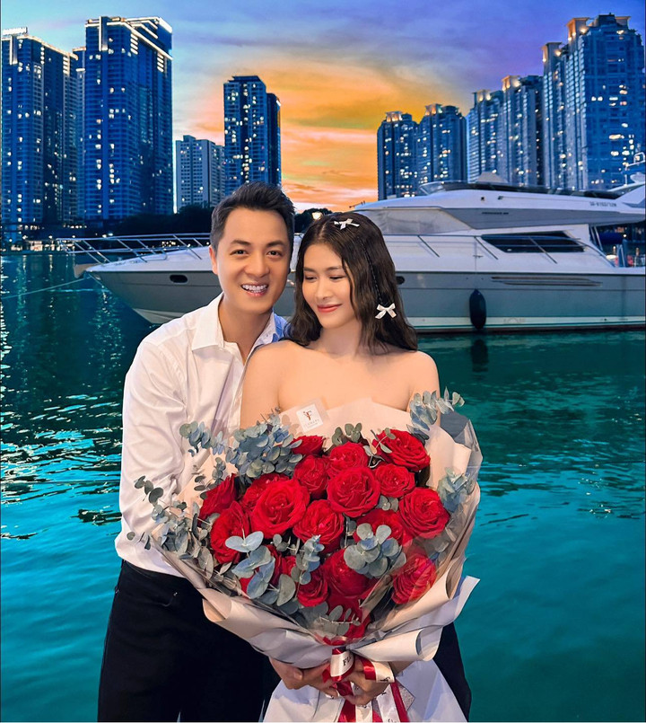 Vợ chồng Đăng Khôi trốn các con để tận hưởng buổi tối lãng mạn bên nhau.