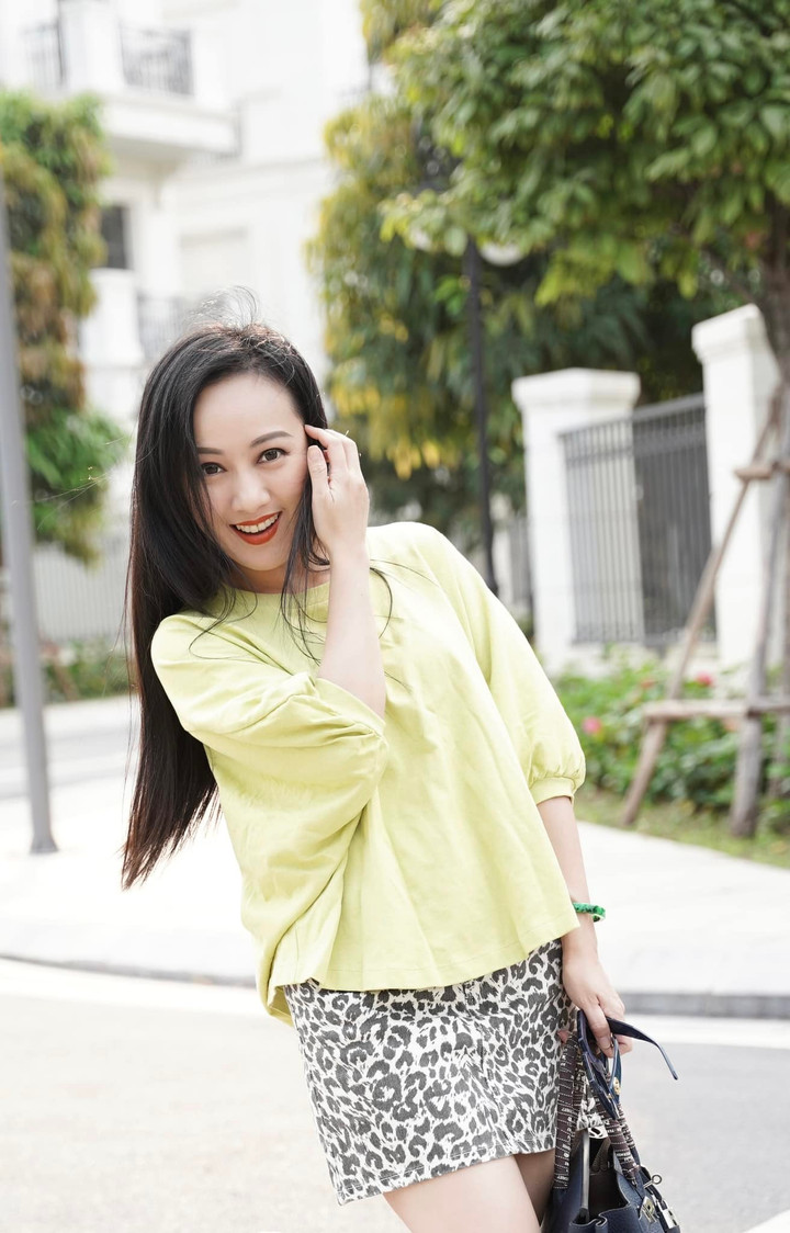 BTV Hoài Anh xinh đẹp rạng rỡ trên phố.