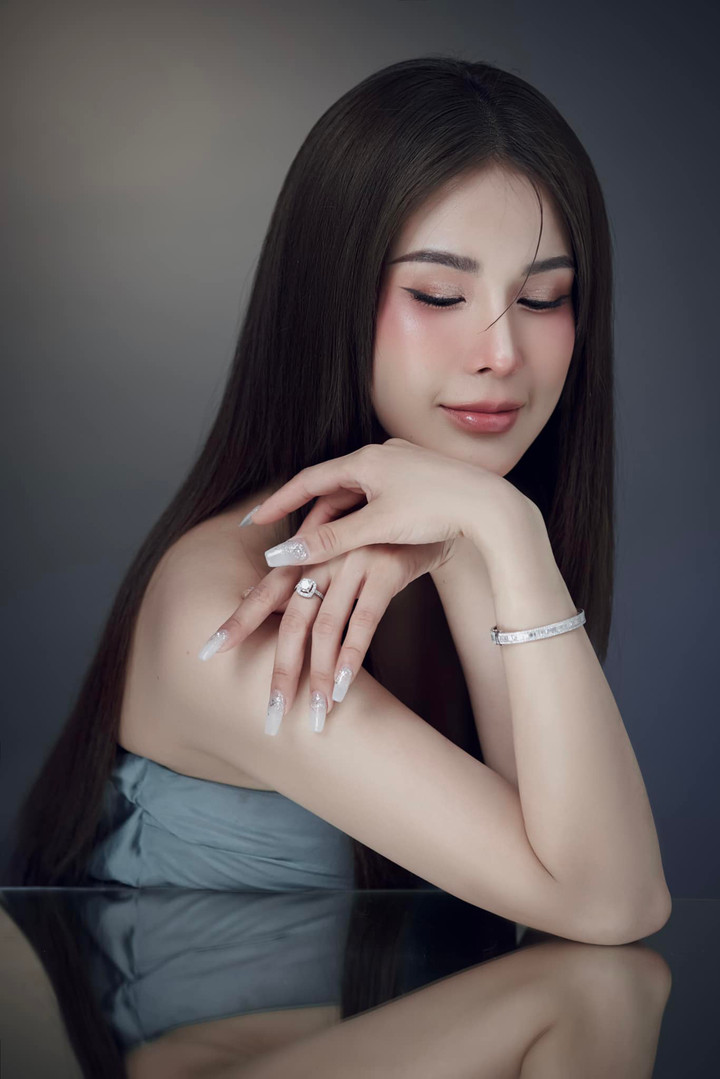 "Khi buồn, tôi sẽ mỉm cười. Khi buồn cười cũng vậy", Diệp Lâm Anh ẩn ý.