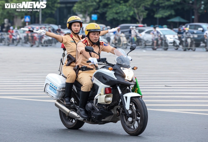 Người tham gia giao thông có thể vượt đèn đỏ nếu người điều khiển giao thông ra hiệu lệnh di chuyển. (Ảnh minh họa)