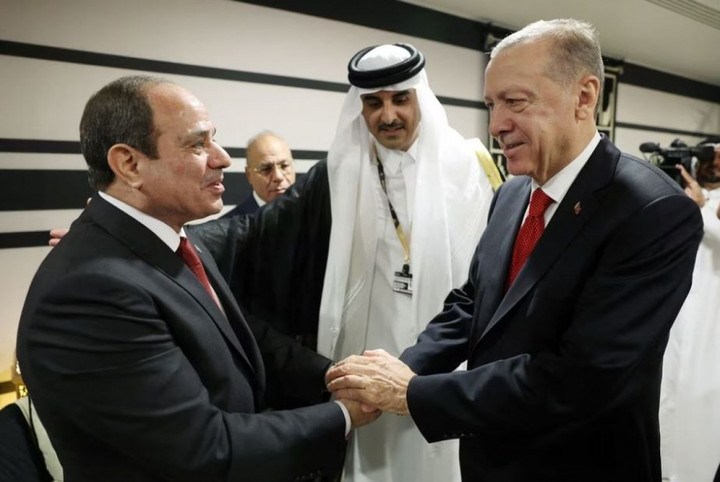 Tổng thống Thổ Nhĩ Kỳ Tayyip Erdogan bắt tay với người đồng cấp Ai Cập Abdel Fattah el-Sisi bên lề World Cup ở Doha, Qatar tháng 11/2022. (Ảnh: Reuters)