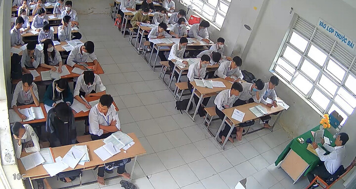 Hình ảnh lớp học, nơi xảy ra vụ việc. (Ảnh cắt từ clip)