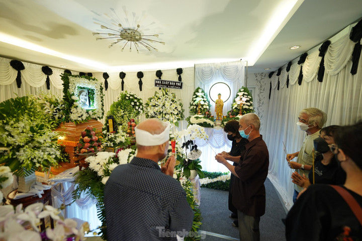 Nhà thơ Lâm Thị Mỹ Dạ được yêu mến bởi sự dịu dàng, chân thành và tử tế. Ảnh: Phạm Nguyễn.