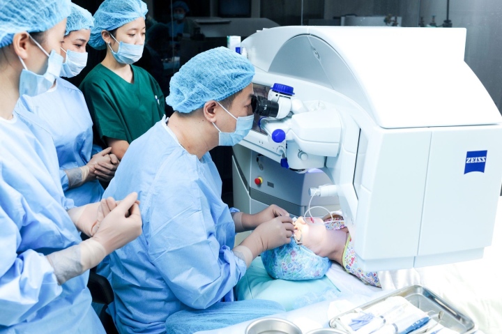 Phẫu thuật trên hệ thống máy móc phẫu thuật hiện đại nhất, hạn chế tối đa biến chứng hậu phẫu và đơn giản hóa các bước chăm sóc mắt trước mổ.